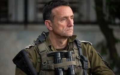 Le chef d'état-major Herzi Halevi parle pendant une visite dans le nord d'Israël, le 27 février 2024. (Crédit : Armée israélienne)
