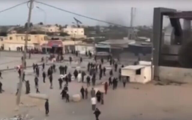 Une émeute éclate concernant l'aide humanitaire, au terminal de Rafah, le 16 février 2024. (Crédit : Capture d'écran/Douzième chaîne) Une émeute éclate concernant l'aide humanitaire, au terminal de Rafah, le 16 février 2024. (Crédit : Capture d'écran/Douzième chaîne)