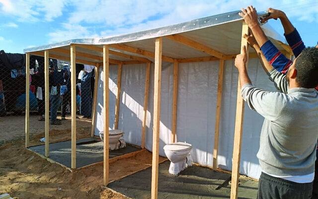 Des toilettes en cours de construction dans un camp de personnes déplacées dans le sud de la bande de Gaza par des bénévoles grâce à des dons étrangers. (Crédit : Autorisation)