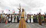 Illustration : Des partisans des Houthis participant à un rassemblement contre les frappes aériennes menées par les États-Unis sur le Yémen et en soutien aux Palestiniens de la bande de Gaza, à Sanaa (Yémen), le 9 février 2024. (Crédit : Osamah Abdulrahman/AP Photo)