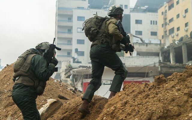 Des soldats de l’armée israélienne opérant dans la bande de Gaza, sur une photo autorisée à la publication le 7 février 2024. (Crédit : Armée israélienne)