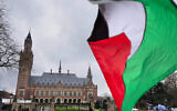 Un drapeau palestinien flottant à l'extérieur de la plus haute juridiction des Nations unies lors des audiences concernant les "Conséquences juridiques découlant des politiques et pratiques d'Israël dans les Territoires occupés" dont Jérusalem-Est, à la Cour internationale de justice, à La Haye, aux Pays-Bas, le 21 février 2024. (Crédit : Peter Dejong/AP Photo)