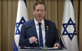 Photo d'illustration : Le président Isaac Herzog s'exprimant lors d'un événement organisé à la résidence présidentielle en l'honneur des soldats de l'armée israélienne tués dans la guerre contre le Hamas à Gaza, à Jérusalem, le 28 janvier 2024. (Crédit : Capture d'écran YouTube ; utilisée conformément à l'article 27a de la loi sur le droit d'auteur)