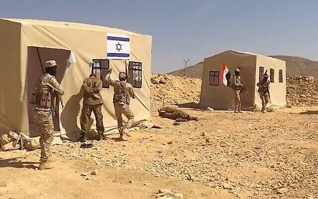 Extrait d'une vidéo de propagande du groupe Houhi montrant un raid sur une fausse "base israélienne", diffusée le 4 février 2024. (Crédit : X ; utilisée conformément à l'article 27a de la loi sur le droit d'auteur) Extrait d'une vidéo de propagande du groupe Houhi montrant un raid sur une fausse "base israélienne", diffusée le 4 février 2024. (Crédit : X ; utilisée conformément à l'article 27a de la loi sur le droit d'auteur)