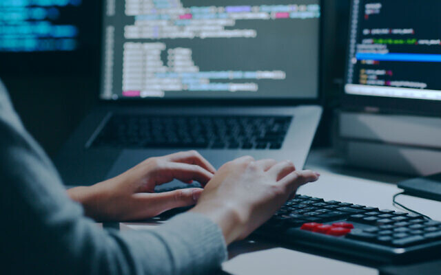Des mains sur un clavier d'ordinateur. (Crédit : Nattakorn Maneerat via iStock)