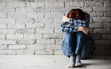 Illustration : Victime de violences domestiques et d'abus. (Crédit : djedzura/ iStock par Getty Images)