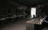 Des bougies commémoratives brûlant sur les bureaux calcinés de ce qui fut le centre de commandement de la base de Nahal Oz, le 23 février 2024. (Crédit : Autorisation ; utilisée conformément à l'article 27a de la loi sur les droits d'auteur)