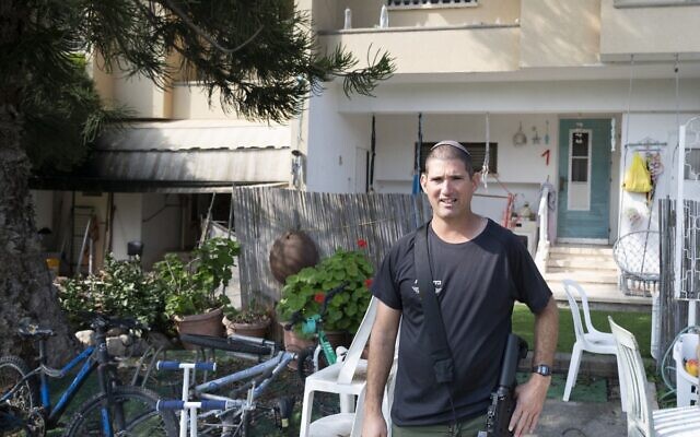 Adiel Ginzberg quittant sa maison du kibboutz Saad pour aller monter la garde, le 6 février 2024. (Crédit : Canaan Lidor/Times of Israel)