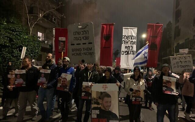 Des manifestants réclamant un accord pour la libération des otages descendent la rue Azza à Jérusalem jusqu'à la résidence officielle du Premier ministre, le 17 février 2024. (Crédit : Charlie Summers/Times of Israël)