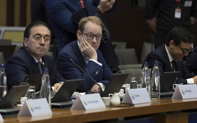 Le ministre suédois des Affaires étrangères Tobias Billstrom (au centre) lors d'une table ronde des ministres des Affaires étrangères de l'UE au Palais d'Egmont, à Bruxelles, le 3 février 2024. (Crédit : Omar Havana/AP)
