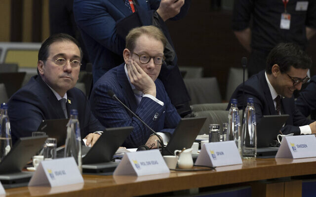 Le ministre suédois des Affaires étrangères Tobias Billstrom (au centre) lors d'une table ronde des ministres des Affaires étrangères de l'UE au Palais d'Egmont, à Bruxelles, le 3 février 2024. (Crédit : Omar Havana/AP)