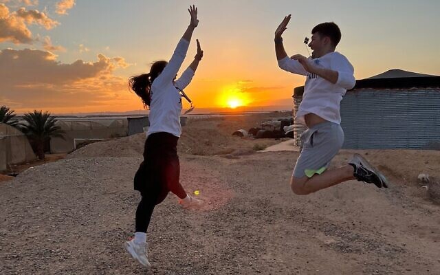 Les anciens de Birthright profitent d'un moment de détente. (Crédit :  Birthright Israel)