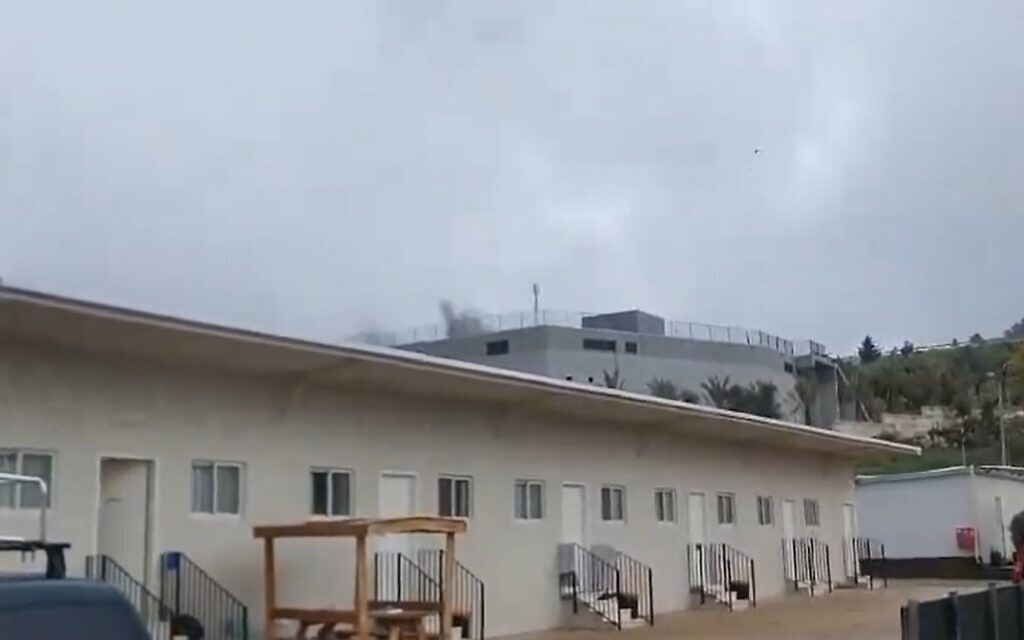 De la fumée après une attaque à la roquette à Safed le 14 février 2024.(capture d'écran : X)