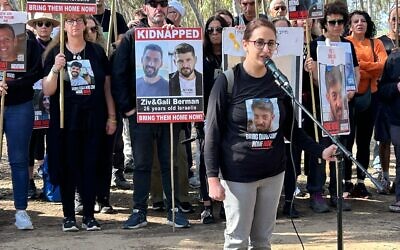 Sharon Alony Cunio s'exprime au début d'une marche reliant le kibboutz Reim à Jérusalem, le 28 février 2024. (Autorisation : Forum des Otages et des portés-disparus)