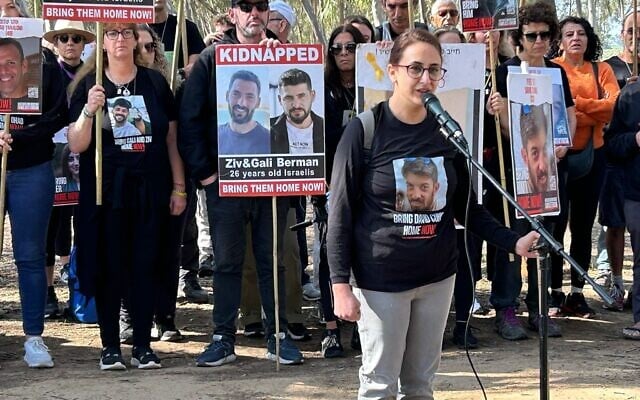 Sharon Alony Cunio s'exprime au début d'une marche reliant le kibboutz Reim à Jérusalem, le 28 février 2024. (Autorisation : Forum des Otages et des portés-disparus) Sharon Alony Cunio s'exprime au début d'une marche reliant le kibboutz Reim à Jérusalem, le 28 février 2024. (Autorisation : Forum des Otages et des portés-disparus)