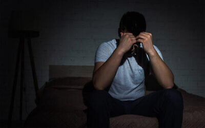 Illustration : Un homme aux prises avec un trouble de stress post-traumatique (Crédit : LightField Studios/Shutterstock.com)