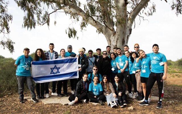 Les anciens de Birthright prennent la pose près de Hadera. (Birthright Israel)