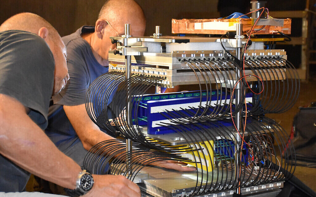 Des chercheurs construisent un détecteur de muons dans une grotte située sous la Cité de David en 2023. (Avec l'aimable autorisation de Gilad Mizrachi / Université de Tel Aviv) Des chercheurs construisent un détecteur de muons dans une grotte située sous la Cité de David en 2023. (Avec l'aimable autorisation de Gilad Mizrachi / Université de Tel Aviv)
