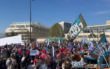 Des centaines de manifestants se dirigeant vers la place Agranat pour réclamer l'égalité dans le recrutement militaire, à l'extérieur de la Haute Cour de justice, à Jérusalem, le 26 février 2024. (Crédit : Capture d'écran/Times of Israel)