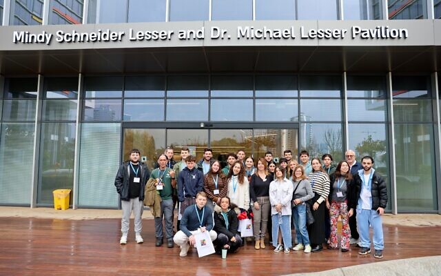 Les anciens de Birthright visitent l'hôpital pour enfants Schneider de Petah Tikva, où les otages sont soignés. (Crédit : Yonit Schiller)