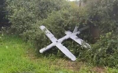 Illustration : Un drone du Hezbollah est vu près d'Akko dans le nord d'Israël, le 20 février 2024. (Capture d'écran : X)