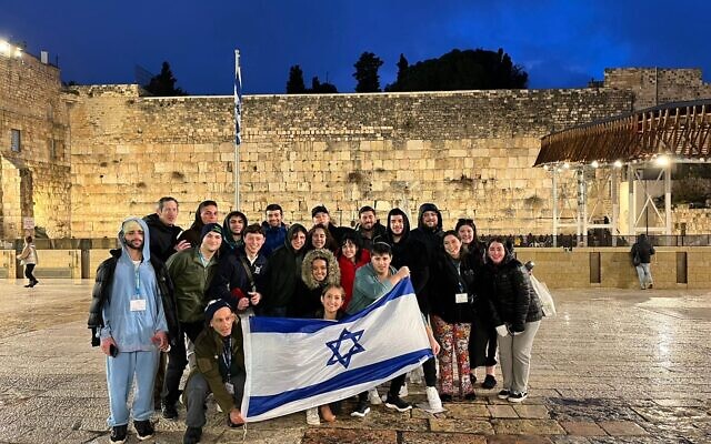 Des anciens de Birthright au mur Occidental, un vendredi soir. (Crédit : Birthright Israel)
