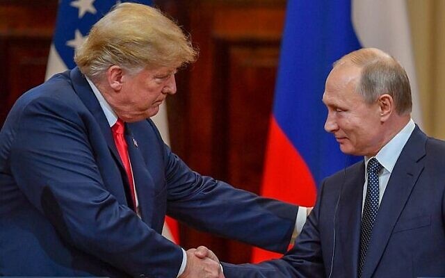Le président américain Donald Trump (à gauche) et le président russe Vladimir Poutine se serrant la main avant d'assister à une conférence de presse conjointe après une réunion, au palais présidentiel d'Helsinki, le 16 juillet 2018. (Crédit : Yuri Kadobno/AFP Photo)