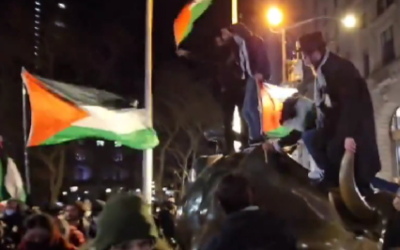Un membre de la secte juive antisioniste Neturei Karta montant sur la statue du taureau de New York lors d’une manifestation anti-Israël, le 29 février 2024. (Crédit : Capture d’écran/X) Un membre de la secte juive antisioniste Neturei Karta montant sur la statue du taureau de New York lors d’une manifestation anti-Israël, le 29 février 2024. (Crédit : Capture d’écran/X)