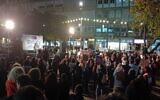 Des militants et sympathisants de gauche assistent à une manifestation à Tel Aviv, le 29 février 2024, contre la guerre à Gaza, déclenchée par le massacre du 7 octobre par le Hamas. (Crédit : Noam Lehmann/The Times of Israel)