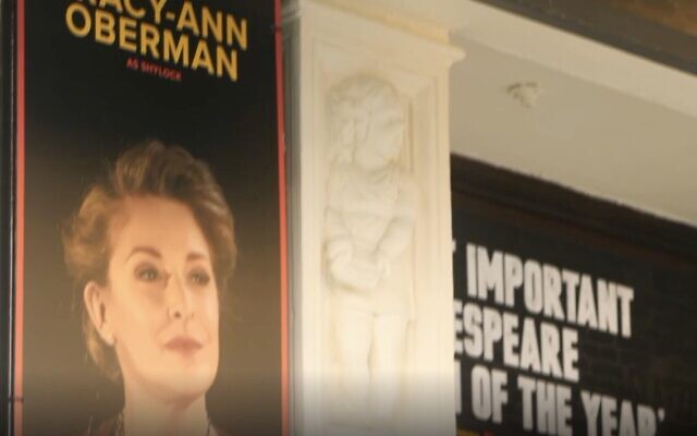 Capture d'écran d'une vidéo d'un théâtre du West End de Londres montrant une affiche pour l'actrice juive Tracy-Ann Oberman, février 2024. (Crédit : Sky News ; utilisé conformément à l'article 27a de la loi sur le droit d'auteur) Capture d'écran d'une vidéo d'un théâtre du West End de Londres montrant une affiche pour l'actrice juive Tracy-Ann Oberman, février 2024. (Crédit : Sky News ; utilisé conformément à l'article 27a de la loi sur le droit d'auteur)