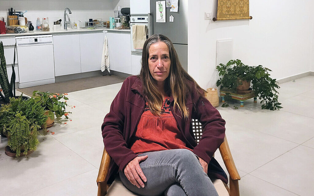 Irit Lahav dans sa maison temporaire à Kiryat Gat le 14 février 2023. (Crédit : Canaan Lidor/Times of Israel) Irit Lahav dans sa maison temporaire à Kiryat Gat le 14 février 2023. (Crédit : Canaan Lidor/Times of Israel)