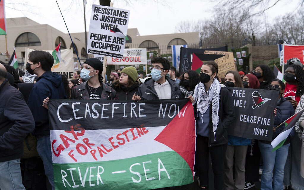 Des manifestants tenant un drapeau palestinien avec les mots "CEASEFIRE NOW ; Gays for Palestine ; RIVER - SEA". lors d'un rassemblement pro-palestinien et anti-Israël, devant l'ambassade d'Israël, à Washington, le 2 mars 2024. (Crédit : Jose Luis Magana/AP) Des manifestants tenant un drapeau palestinien avec les mots "CEASEFIRE NOW ; Gays for Palestine ; RIVER - SEA". lors d'un rassemblement pro-palestinien et anti-Israël, devant l'ambassade d'Israël, à Washington, le 2 mars 2024. (Crédit : Jose Luis Magana/AP)