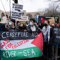 Des manifestants tenant un drapeau palestinien avec les mots "CEASEFIRE NOW ; Gays for Palestine ; RIVER - SEA". lors d'un rassemblement pro-palestinien et anti-Israël, devant l'ambassade d'Israël, à Washington, le 2 mars 2024. (Crédit : Jose Luis Magana/AP)