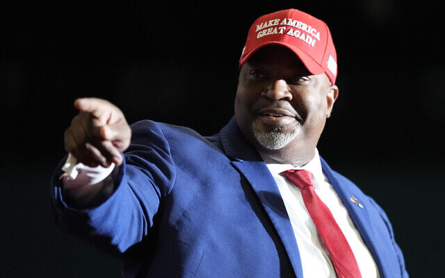 Le lieutenant-gouverneur de Caroline du Nord Mark Robinson parle devant le candidat républicain à la présidence, l'ancien président des États-Unis Donald Trump, lors d'un rassemblement de campagne, le 2 mars 2024, à Greensboro, en Caroline du Nord (Crédit : Chris Carlson/AP) Le lieutenant-gouverneur de Caroline du Nord Mark Robinson parle devant le candidat républicain à la présidence, l'ancien président des États-Unis Donald Trump, lors d'un rassemblement de campagne, le 2 mars 2024, à Greensboro, en Caroline du Nord (Crédit : Chris Carlson/AP)
