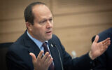 Le ministre de l'Économie, Nir Barkat, assistant à une réunion de la commission des Affaires économiques, à la Knesset, à Jérusalem, le 3 janvier 2024. (Crédit : Yonatan Sindel/Flash90)