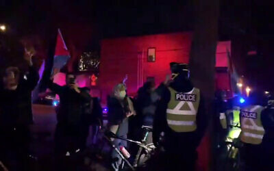 Capture d'écran d'une vidéo d'une manifestation propalestinienne devant un centre communautaire juif à Montréal, Canada, le 5 mars 2024. (Crédit : X ; utilisé conformément à la clause 27a de la loi sur le droit d'auteur)