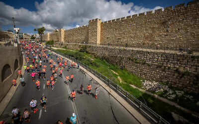Des milliers de coureurs participent au marathon annuel de Jérusalem près de la Vieille Ville de Jérusalem, le 8 mars 2024. (Crédit : Yonatan Sindel/Flash90)