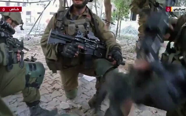 Des troupes israéliennes sont vues dans le camp de Shati de la ville de Gaza en novembre 2023, dans des images divulguées publiées par Al Jazeera en mars 2024. (Crédit : Capture d'écran/X) Des troupes israéliennes sont vues dans le camp de Shati de la ville de Gaza en novembre 2023, dans des images divulguées publiées par Al Jazeera en mars 2024. (Crédit : Capture d'écran/X)