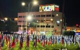 Un groupe de producteurs hollywoodiens a obtenu une autorisation de dernière minute de la ville de Beverly Hills pour monter un affichage électronique sur les 134 otages du Hamas sur un bâtiment adjacent à la soirée Vanity Fair des Oscars, le 10 mars 2024 (Crédit : Autorisation)