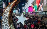 Des membres de la communauté musulmane se rassemblent pour la première prière Taraweeh du Ramadan à Times Square, New York City, le 10 mars 2024. (Crédit : Adam Gray / AFP)