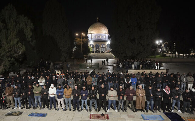 Des fidèles musulmans à côté du Dôme du Rocher dans l'enceinte du mont du Temple dans la Vieille Ville de Jérusalem, le 10 mars 2024. (Crédit : Mahmoud Illean/AP) Des fidèles musulmans à côté du Dôme du Rocher dans l'enceinte du mont du Temple dans la Vieille Ville de Jérusalem, le 10 mars 2024. (Crédit : Mahmoud Illean/AP)