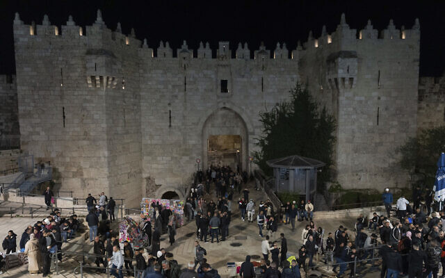 Des gens marchent devant la porte de Damas dans la Vieille Ville de Jérusalem, le premier jour du ramadan, lundi 11 mars 2024. (Crédit : Ohad Zwigenberg/AP) Des gens marchent devant la porte de Damas dans la Vieille Ville de Jérusalem, le premier jour du ramadan, lundi 11 mars 2024. (Crédit : Ohad Zwigenberg/AP)