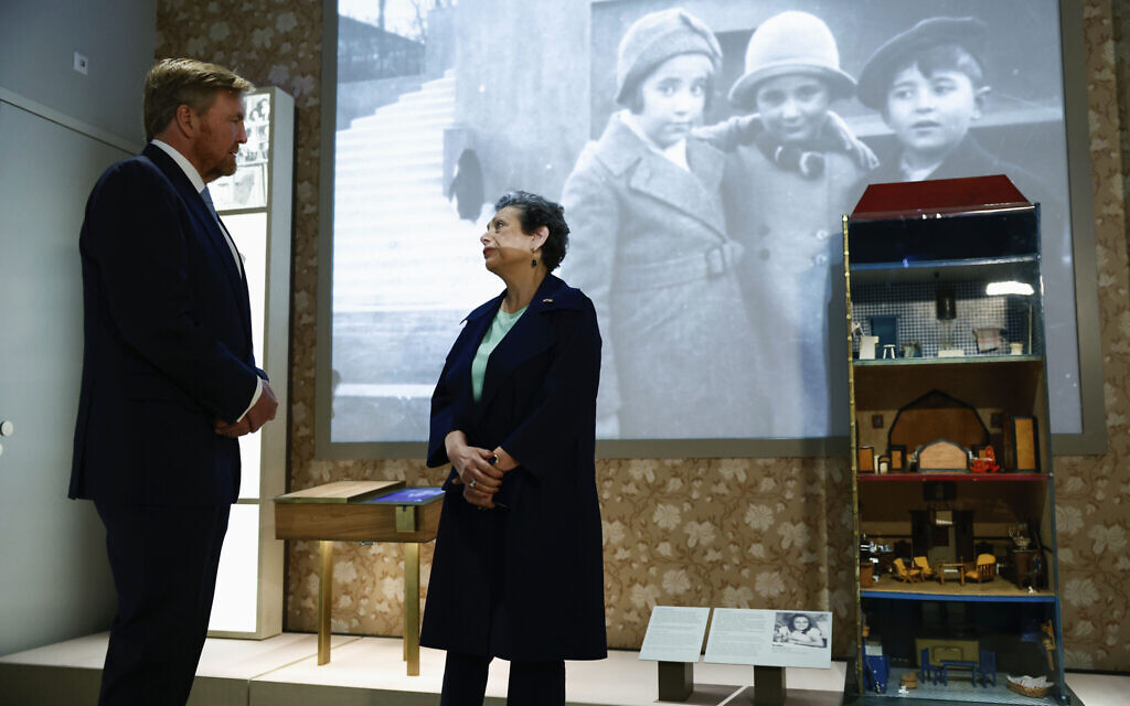 Le roi des Pays-Bas Willem Alexander (à gauche) visite le musée national de la Shoah à Amsterdam, aux Pays-Bas, le 10 mars 2024. (Crédit : Piroschka van de Wouw/AP)