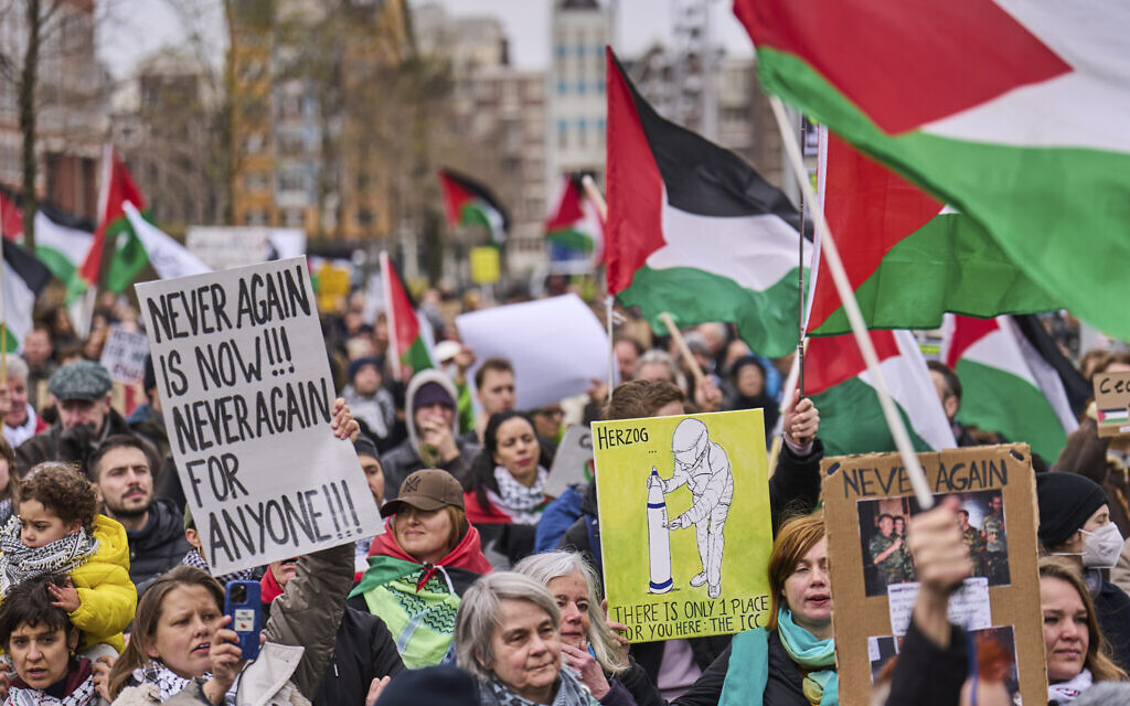 Des manifestants anti-Israël protestent contre le président d'Israël Isaac Herzog qui assiste à l'ouverture du nouveau musée national de la Shoah à Amsterdam, aux Pays-Bas, le 10 mars 2024. (Crédit : Phil Nijhuis/AP)