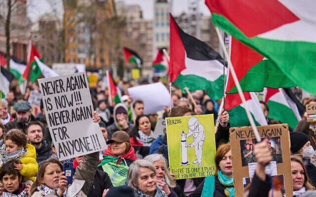 Des manifestants anti-Israël protestent contre le président d'Israël Isaac Herzog qui assiste à l'ouverture du nouveau musée national de la Shoah à Amsterdam, aux Pays-Bas, le 10 mars 2024. (Crédit : Phil Nijhuis/AP)