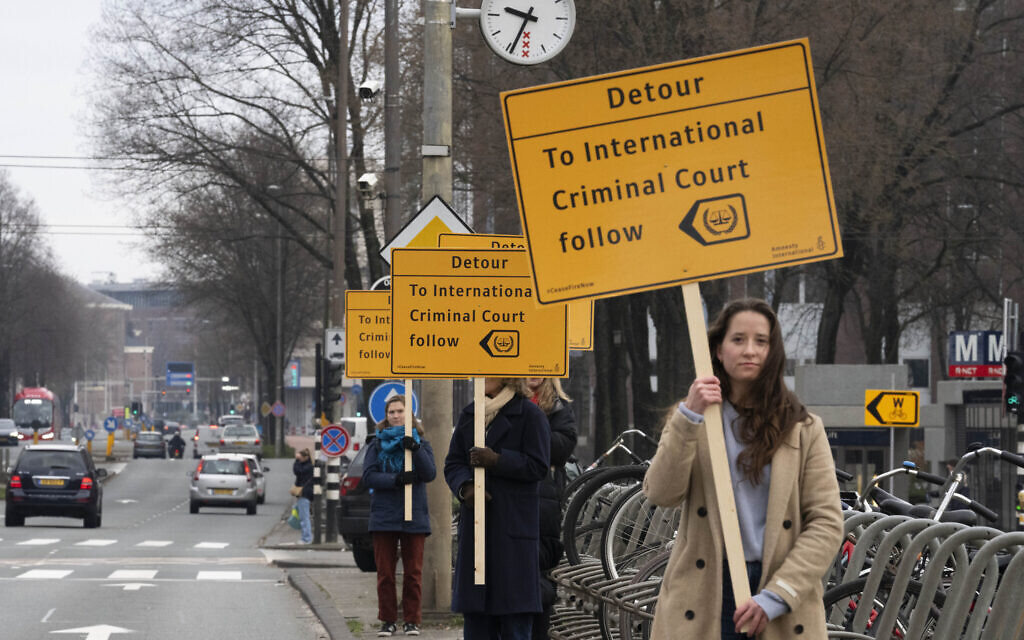 Des manifestants anti-Israël protestent contre le président d'Israël Isaac Shoah qui assiste à l'ouverture du nouveau musée national de la Shoah à Amsterdam, aux Pays-Bas, le 10 mars 2024. (Crédit : Peter Dejong/AP)