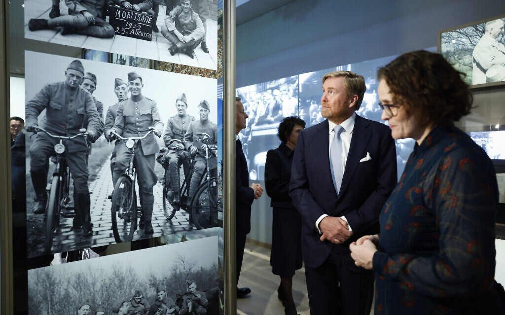 Le roi des Pays-Bas Willem Alexander (deuxième à droite) en visite le musée national de la Shoah à Amsterdam, aux Pays-Bas, le 10 mars 2024. (Crédit : Piroschka van de Wouw/AP)