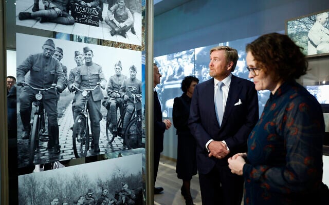 Le roi des Pays-Bas Willem Alexander (deuxième à droite) en visite le musée national de la Shoah à Amsterdam, aux Pays-Bas, le 10 mars 2024. (Crédit : Piroschka van de Wouw/AP)
