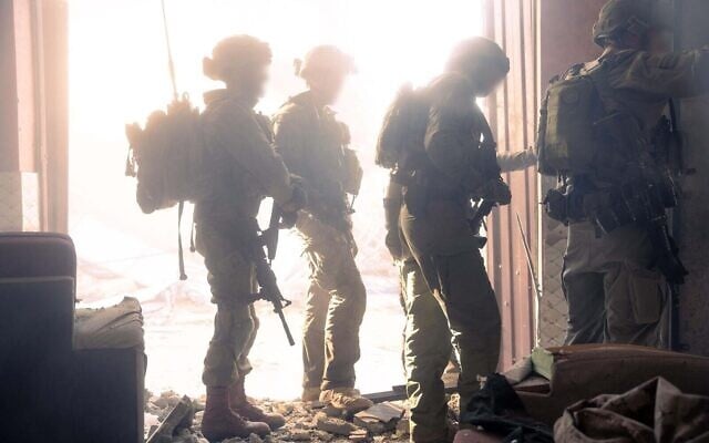 Les troupes de la brigade Bislamach opèrent dans le sud de Gaza à Khan Younès, dans une image publiée le 12 mars 2024. (Crédit : Armée israélienne) Les troupes de la brigade Bislamach opèrent dans le sud de Gaza à Khan Younès, dans une image publiée le 12 mars 2024. (Crédit : Armée israélienne)