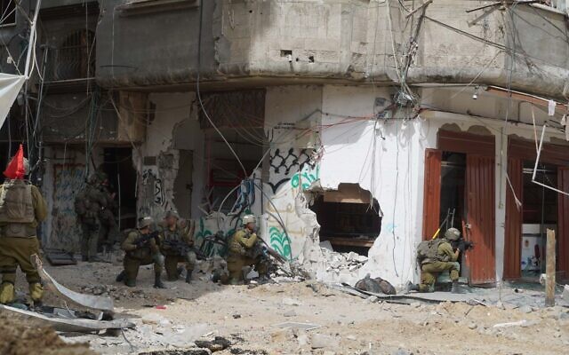 Des soldats de Tsahal opèrent dans la bande de Gaza sur cette photo publiée le 13 mars 2024 (Crédit : Armée israélienne) Des soldats de Tsahal opèrent dans la bande de Gaza sur cette photo publiée le 13 mars 2024 (Crédit : Armée israélienne)
